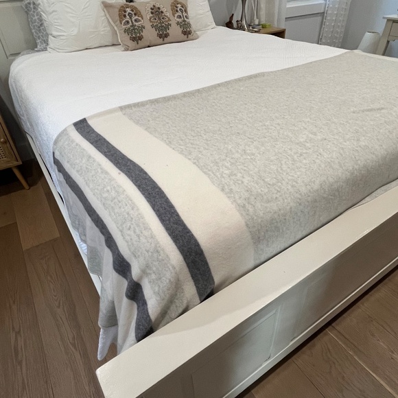 Cashmere Luxuriously Soft Knit Wrap or Throw 36" x 82" - Picture 3 of 9